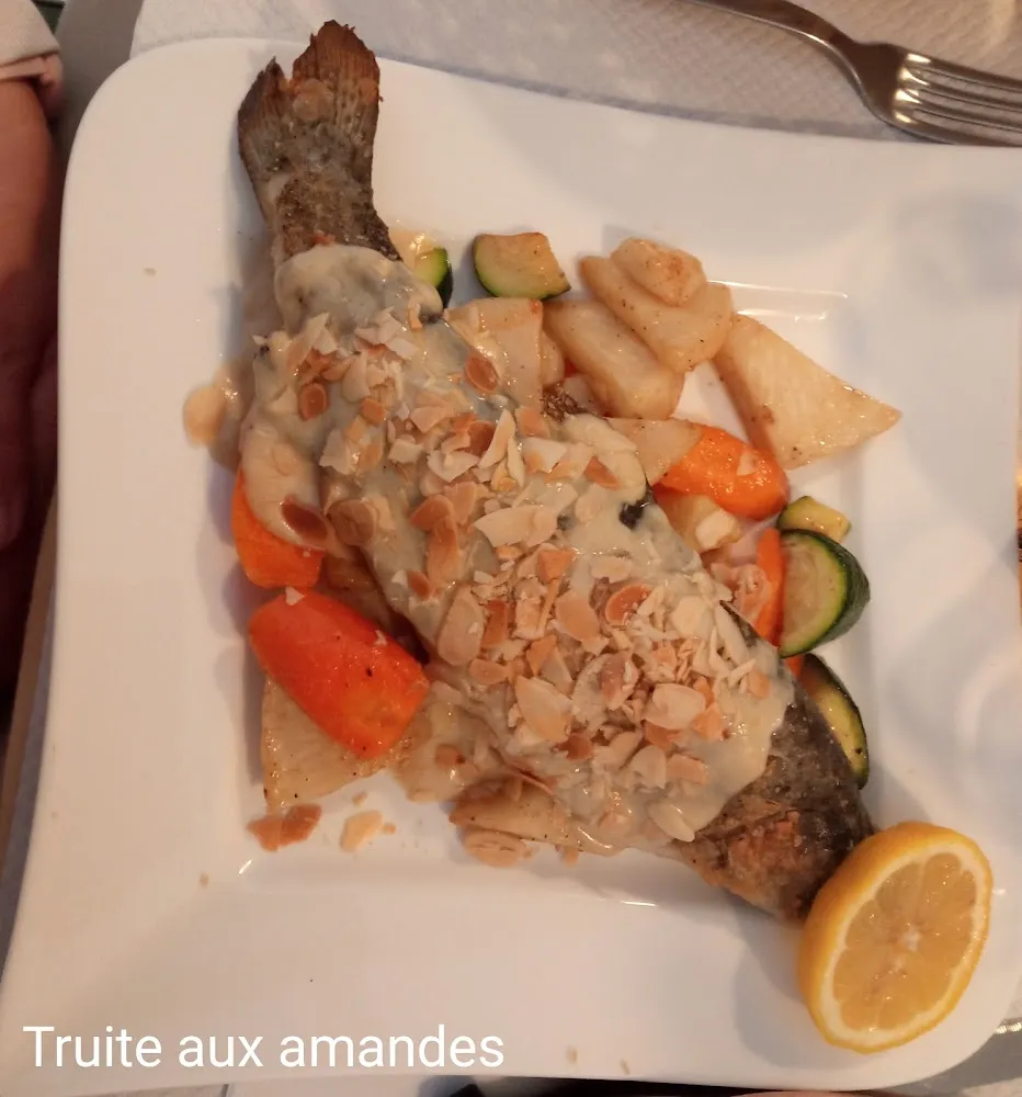 Truite Aux Amandes Et Sa Garniture de Petits Légumes